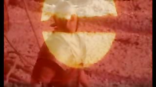 Упала слеза на горячий песок