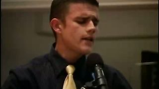 На далеком холме, средь деревьев и скал