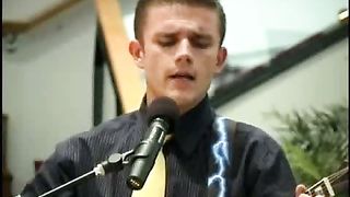 На далеком холме, средь деревьев и скал