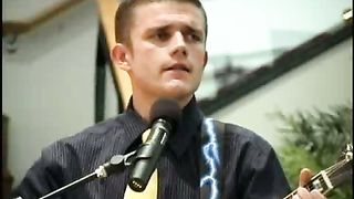 На далеком холме, средь деревьев и скал