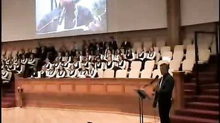 На далеком холме, средь деревьев и скал