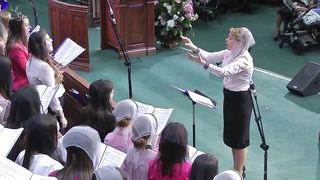 Он был распят за мир людской позорно