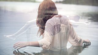 Он слёзы утрет