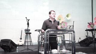 Анатолий Мокляк - Люди приходят в церковь из за вас