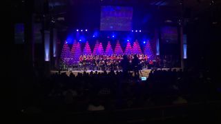 Что за Дитя в хлеву чужом Мария охраняет?