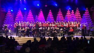 Что за Дитя в хлеву чужом Мария охраняет?