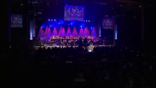 Что за Дитя в хлеву чужом Мария охраняет?