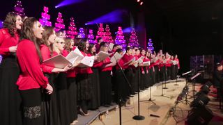 Что за Дитя в хлеву чужом Мария охраняет?