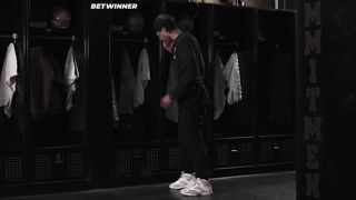 Под огнями стадиона (2021)